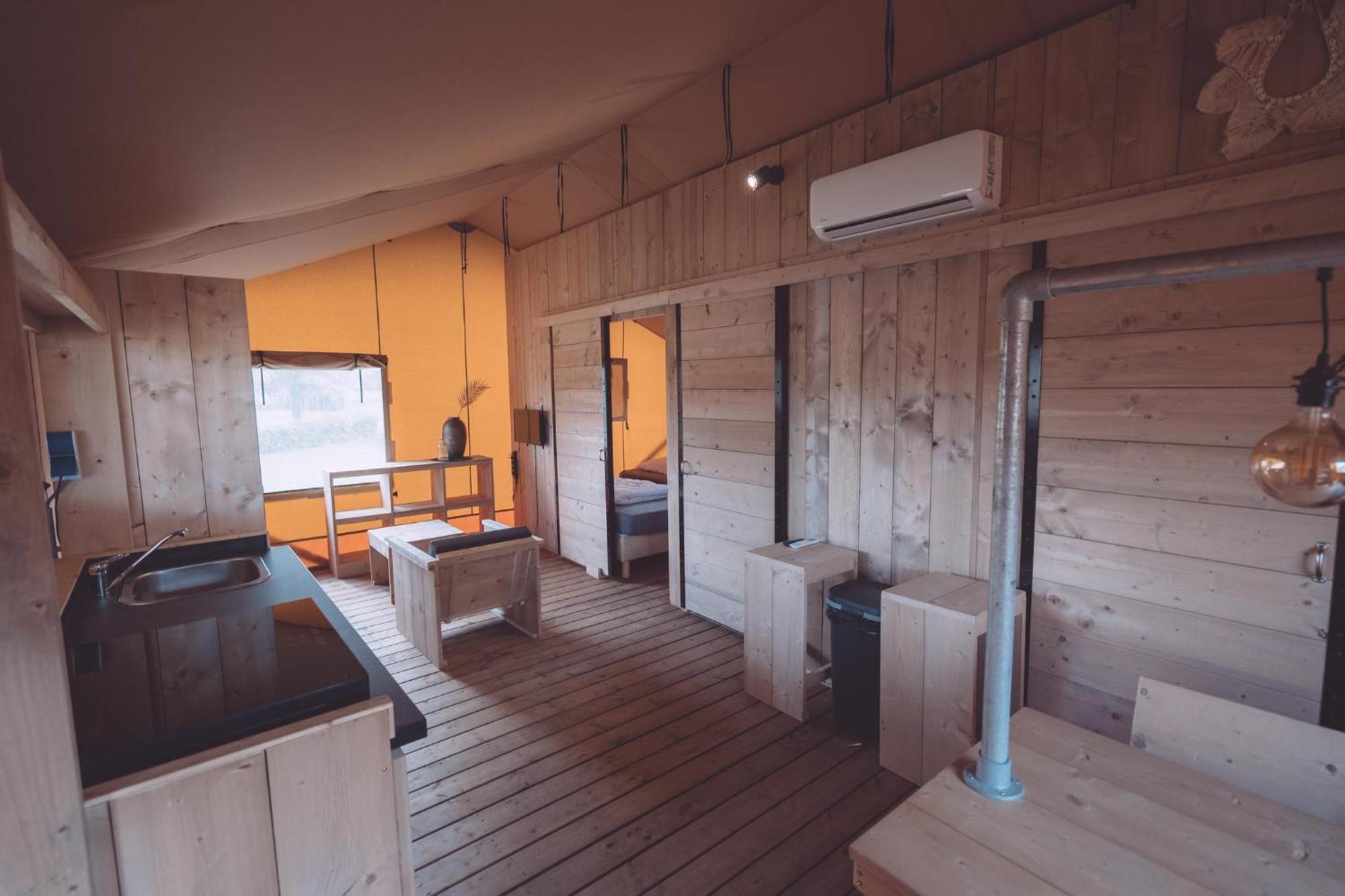 Luxe Glamping Tent Bant Bilik gambar