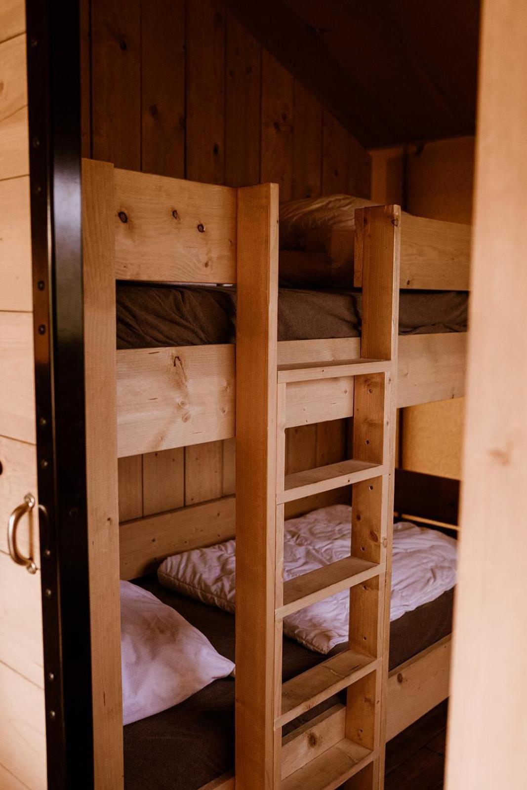 Luxe Glamping Tent Bant Bilik gambar