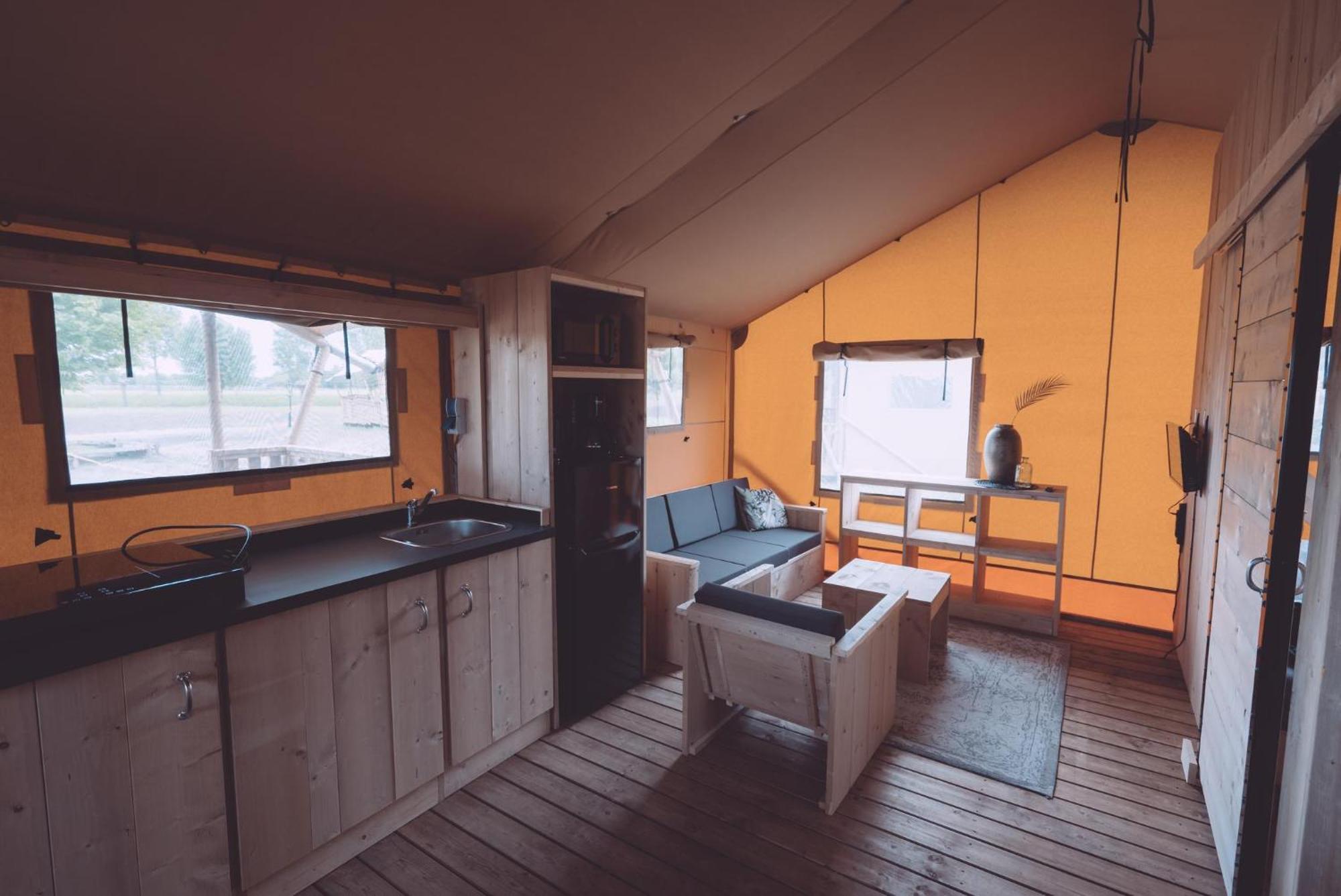 Luxe Glamping Tent Bant Bilik gambar