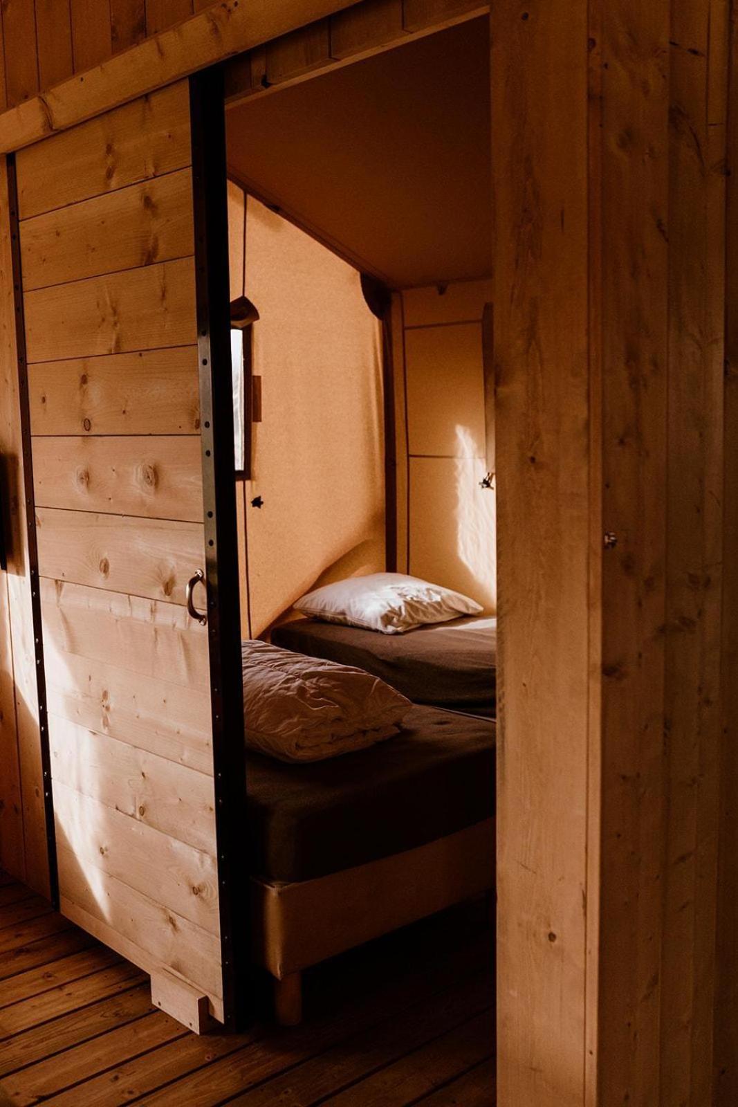 Luxe Glamping Tent Bant Bilik gambar