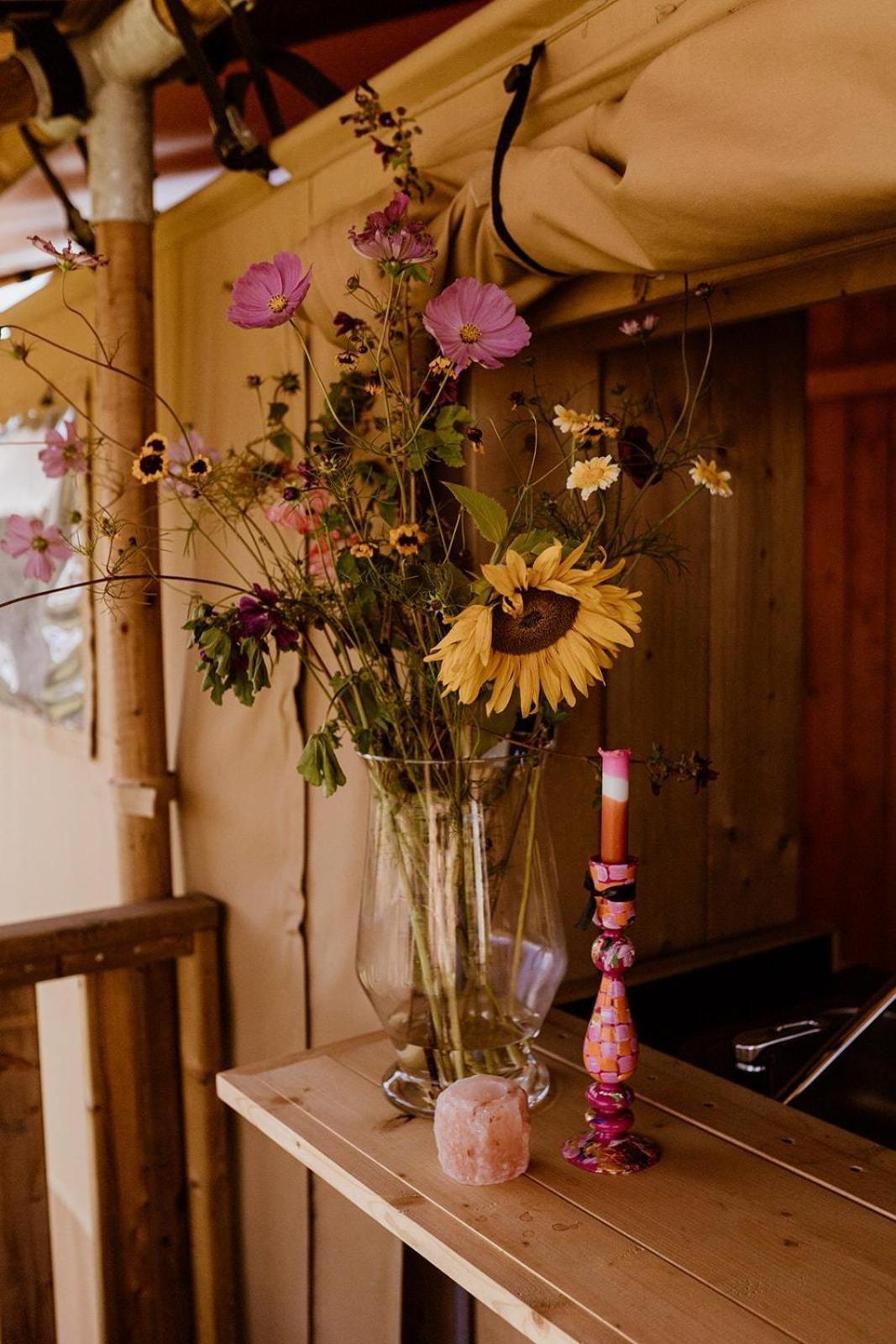 Luxe Glamping Tent Bant Bilik gambar