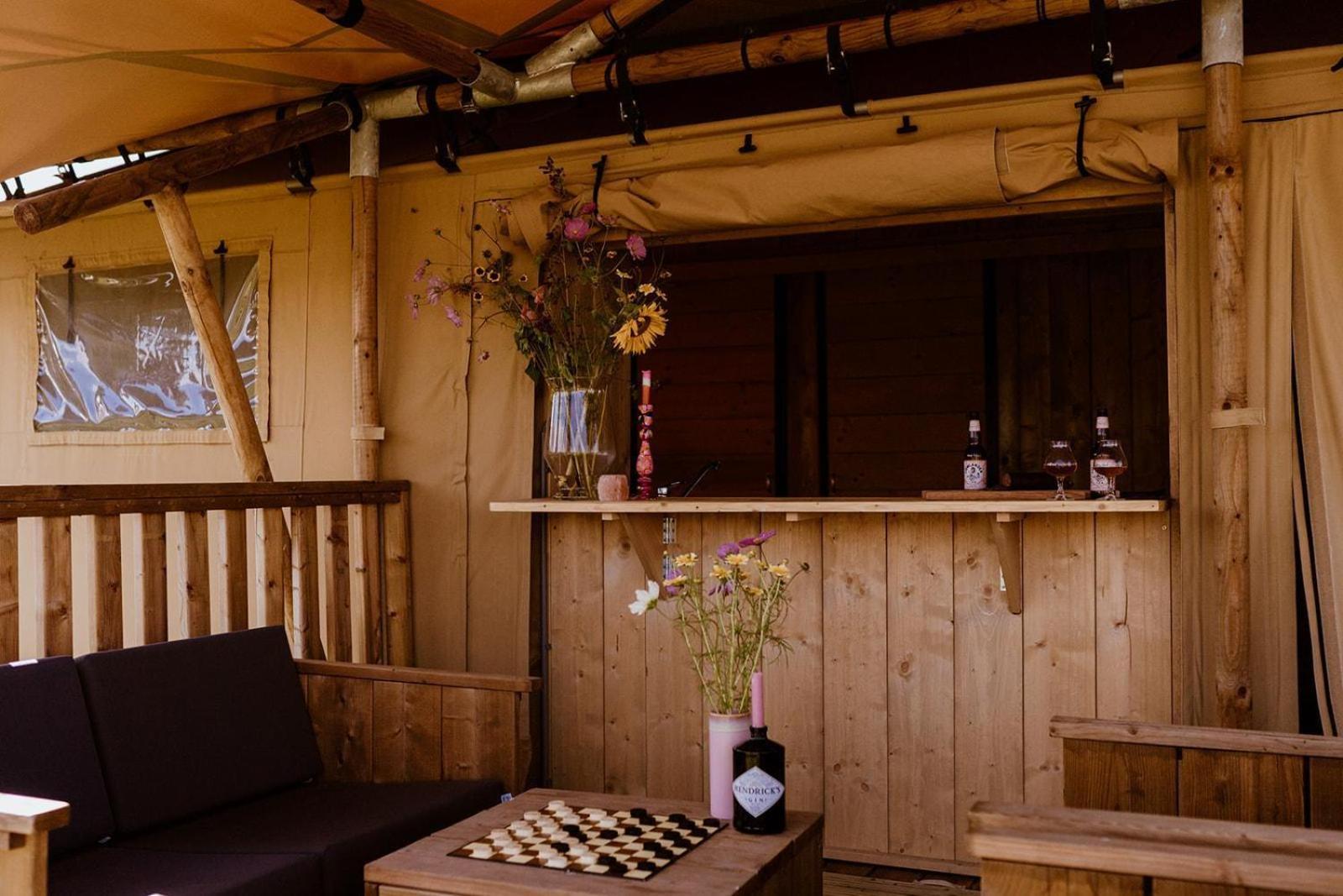 Luxe Glamping Tent Bant Bilik gambar