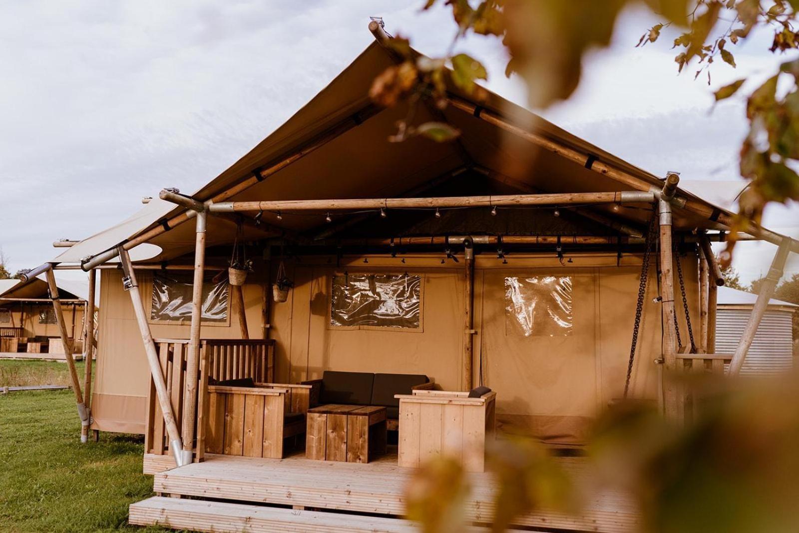 Luxe Glamping Tent Bant Bilik gambar