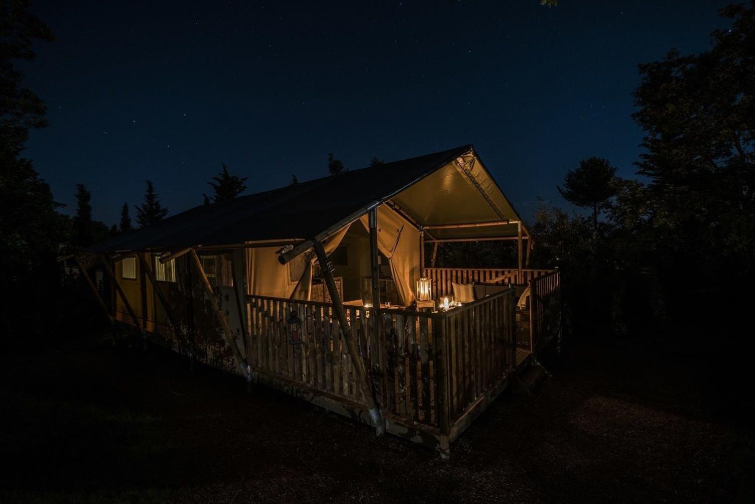 Luxe Glamping Tent Bant Bilik gambar