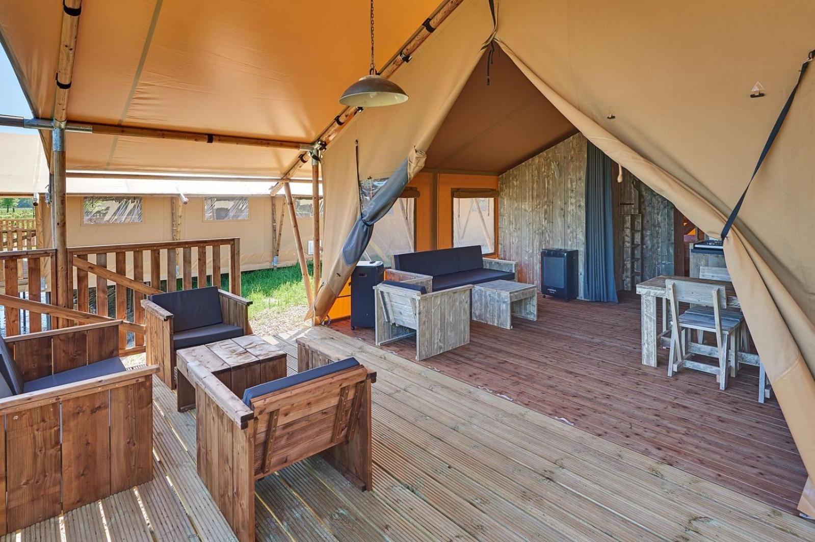 Luxe Glamping Tent Bant Bilik gambar