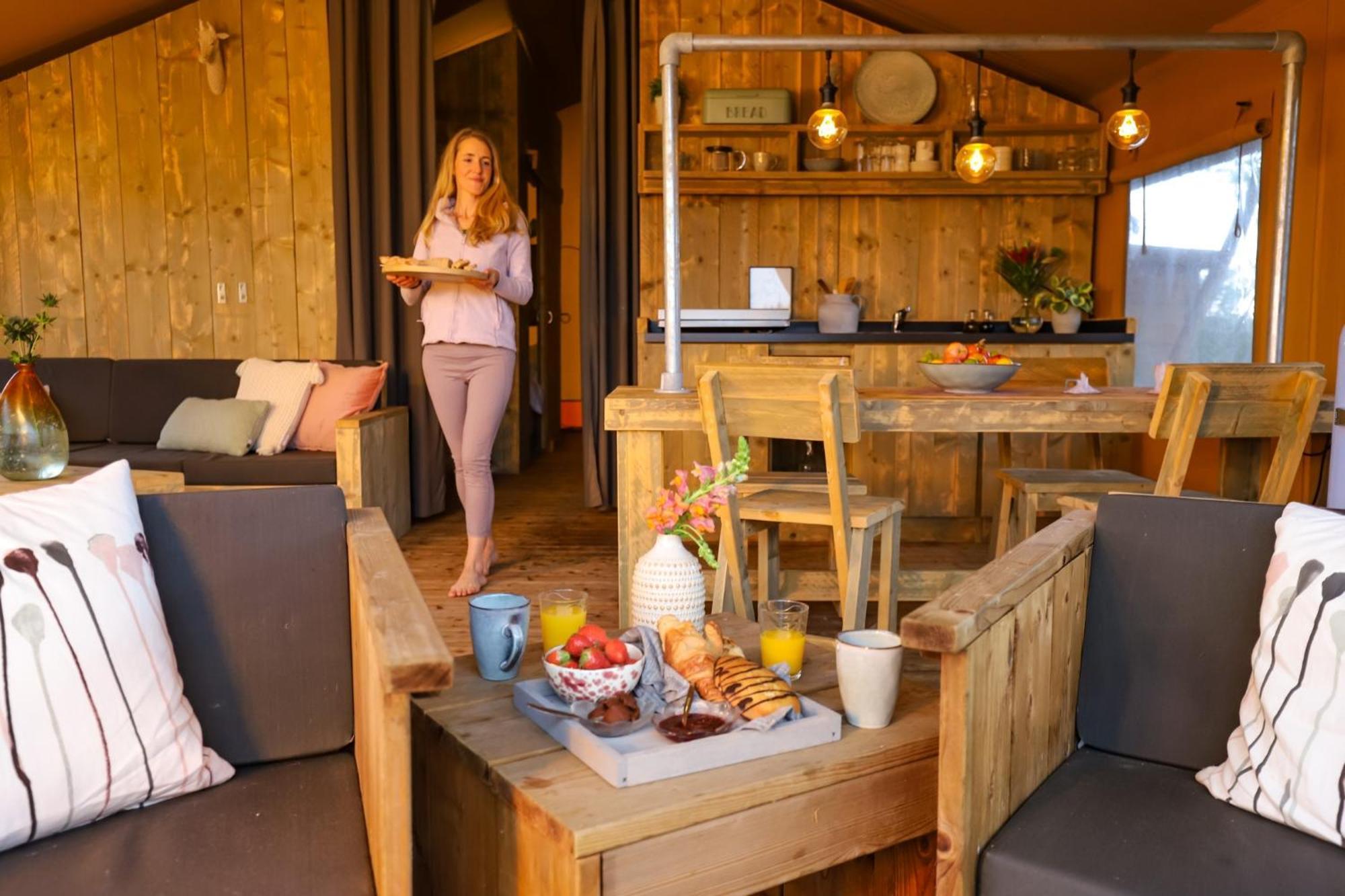 Luxe Glamping Tent Bant Bilik gambar