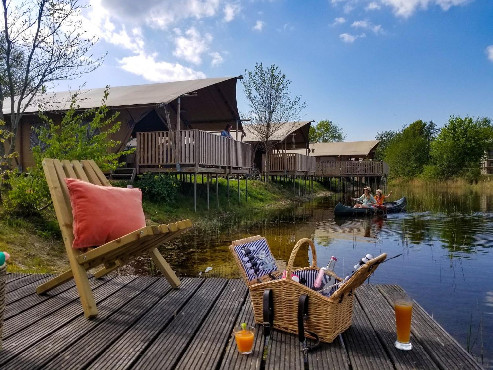 Luxe Glamping Tent Bant Bilik gambar