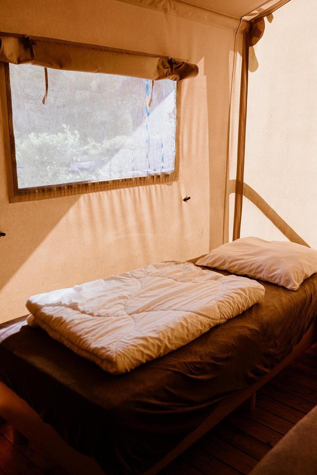 Luxe Glamping Tent Bant Bilik gambar