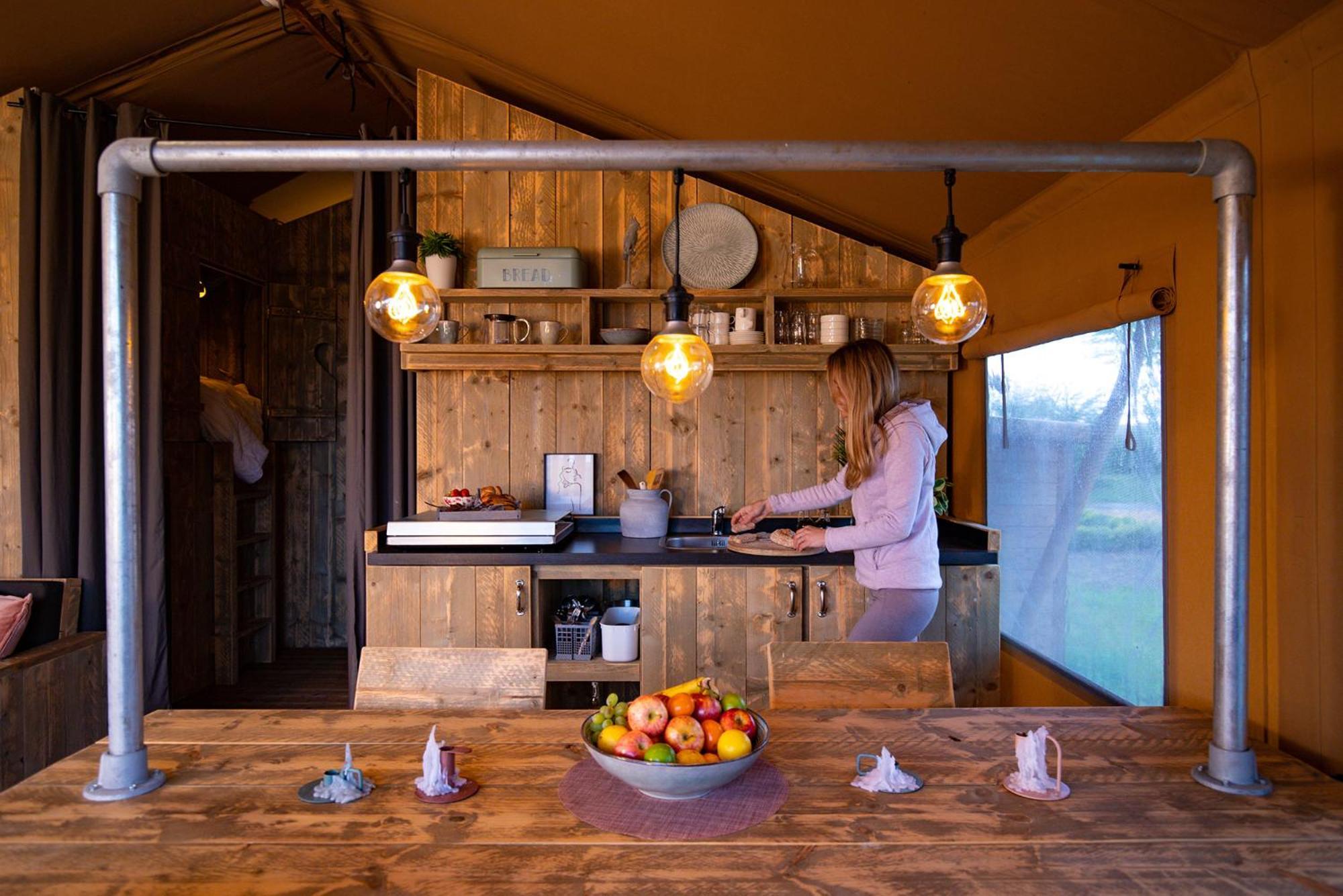Luxe Glamping Tent Bant Bilik gambar
