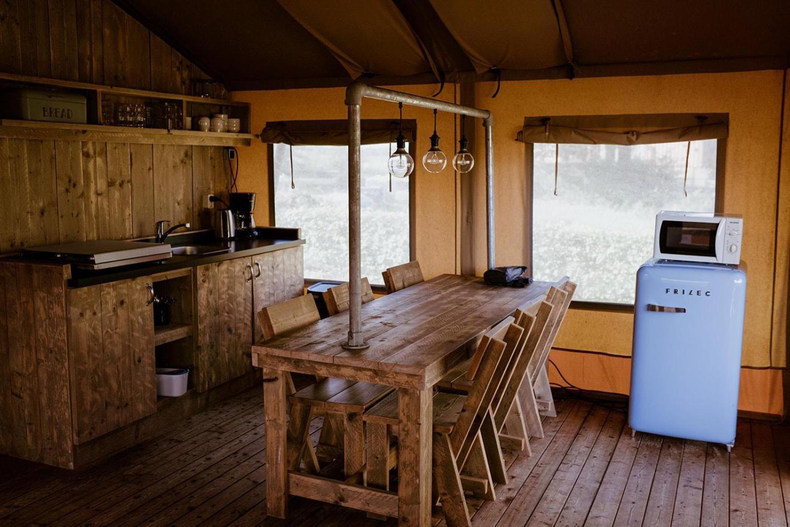 Luxe Glamping Tent Bant Bilik gambar